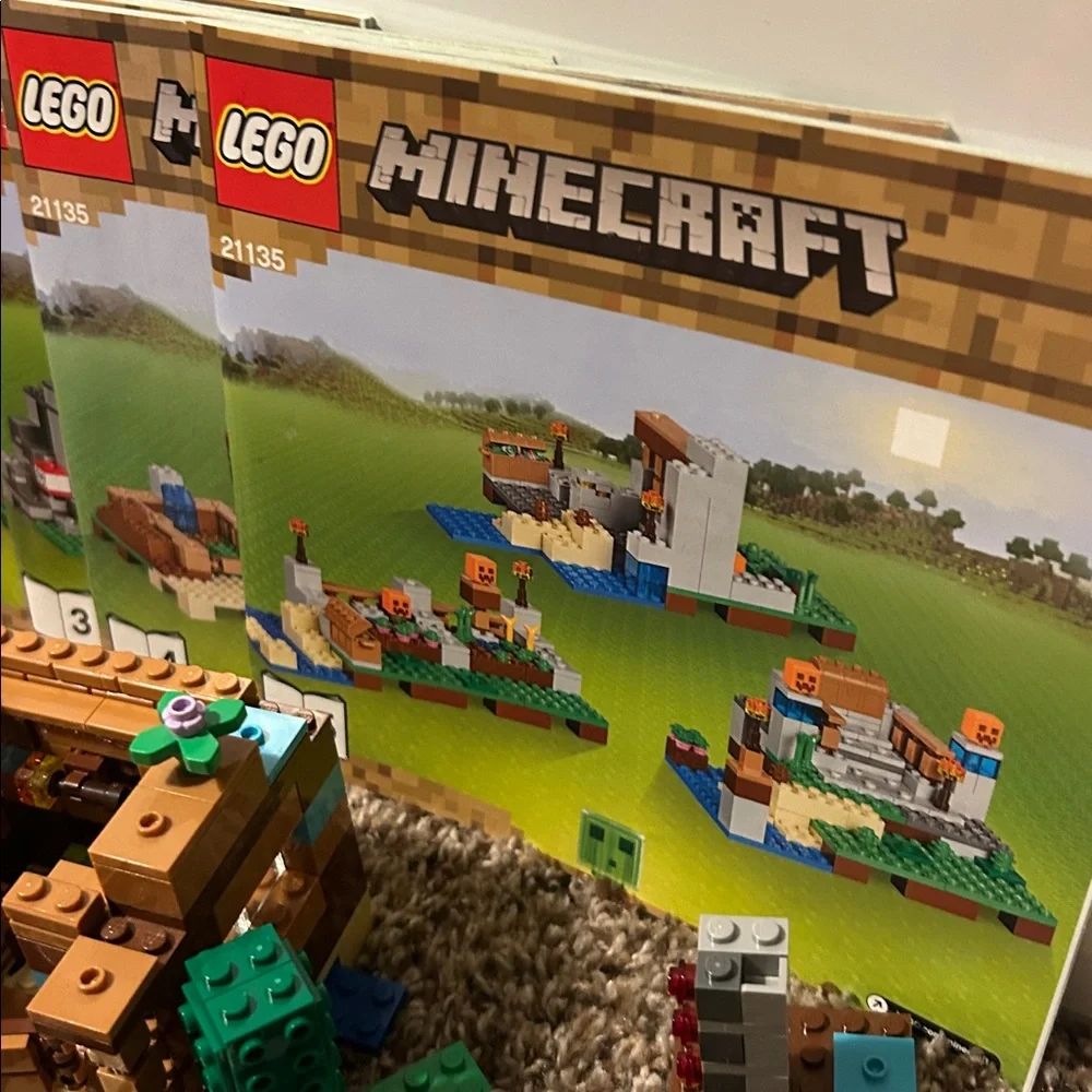 LEGO Minecraft #21135 The Crafting Box 2.0 Open and Built Set Missing Pieces